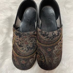 Brocade Dansko enclosed clogs, EU Size 41. Beautiful addition to any closet.